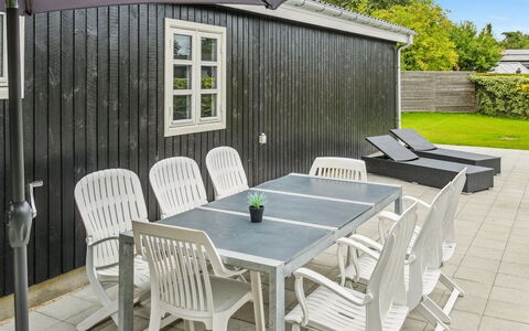 Merilin - 300M from the Sea: Tag, Hjem, Dør, Sommerhus, Skygge, Sidespor, Gård, Estate, Backyard