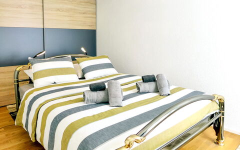 Orya: Bygning, Komfort, Pude, Bed Frame, Træ, Hus, Indretning, Gulvbelægning, Seng, Skygge