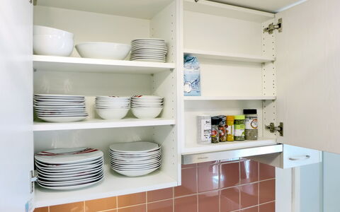 Orya: Hylde, Ejendom, Reoler, Tallerkner, Indretning, Væg, Bordservice, Serveware, Cabinetry, Porcelæn