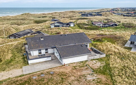 Hilmer - 180M from the Sea: Hus, Hjem, Dør, Tag, Sommerhus, Estate, Have, Skygge, Sidespor, Gård