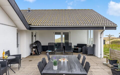 Hilmer - 180M from the Sea: Tag, Hjem, Arkitektur, Hus, Dør, Sommerhus, Skygge, Estate, Stol, Veranda