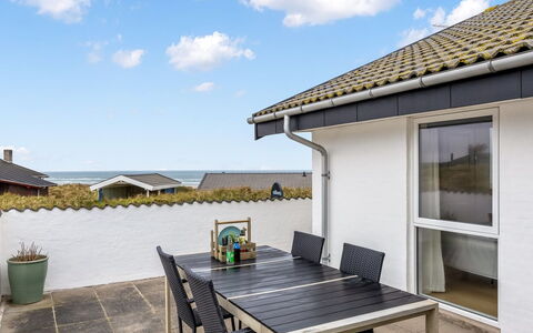 Hilmer - 180M from the Sea: Hjem, Dør, Skygge, Stol, Altan, Dagslys, Veranda, Udendørs Møbler, Dæk, Villa