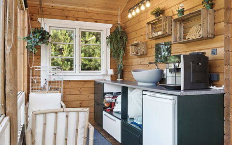 Vicktoria - 1.5Km from the Sea: Træ, Gulvbelægning, Indretning, Møbel, Bejdse, Cabinetry, Køkken, Værelse, Hårdttræ, Blomsterkrukke