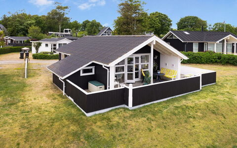 Yvette - 150M from the Sea: Sommerhus, Skur, Hytte, Stuehus, Prærie, Hytte, Lade, Bjælkehytte, Garden Bygninger