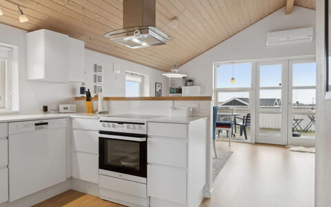 Yvette - 150M from the Sea: Gulvbelægning, Træ, Køkken, Countertop, Loft, Etage, Indretning, Cabinetry, Køkken Apparat, Trægulve