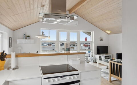 Yvette - 150M from the Sea: Træ, Loft, Køkken, Gulvbelægning, Indretning, Countertop, Lysarmatur, Møbel, Etage, Belysning
