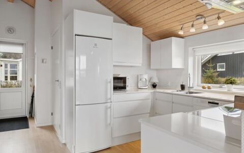 Yvette - 150M from the Sea: Køkken, Køkken Apparat, Countertop, Gulvbelægning, Indretning, Større Bandage, Træ, Cabinetry, Loft, Etage