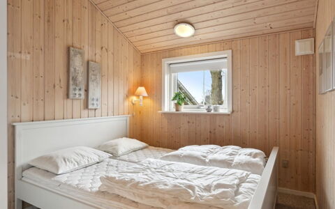 Yvette - 150M from the Sea: Soveværelse, Seng, Træ, Indretning, Loft, Etage, Sengetøj, Sengetøj, Gulvbelægning, Bed Frame