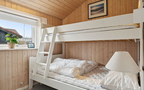 Yvette - 150M from the Sea: Træ, Soveværelse, Seng, Indretning, Loft, Etage, Møbel, Gulvbelægning, Hjem, Bed Frame