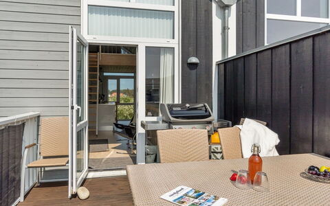 Thyra - 700M from the Sea: Møbel, Couch, Indretning, Gulvbelægning, Stue, Etage, Throw Pillow, Værelse, Pude