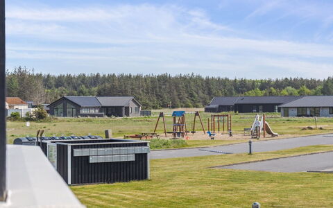 Thyra - 700M from the Sea: Møbel, Couch, Indretning, Gulvbelægning, Stue, Etage, Throw Pillow, Værelse, Pude