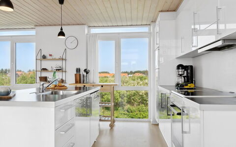 Thyra - 700M from the Sea: Køkken, Countertop, Køkken Apparat, Gulvbelægning, Træ, Møbel, Større Bandage, Indretning, Cabinetry, Etage