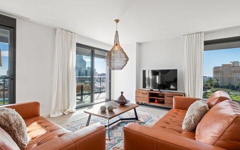 Sunrise Tower: Møbel, Gulvbelægning, Etage, Indretning, Trægulve, Lejlighed, Stol, Hjem, Stue, Couch
