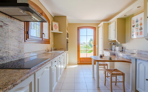 Le Beauregard: Countertop, Cabinetry, Møbel, Køkkenvask, Håndvask, Ejendom, Vindue, Tap, Køkken, Komfur