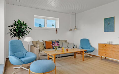 Yakari - 1Km from the Sea: Møbel, Indretning, Gulvbelægning, Etage, Trægulve, Couch, Træ, Stue, Bord, Stol