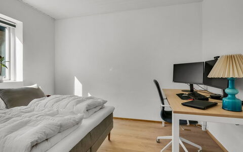 Yakari - 1Km from the Sea: Indretning, Træ, Soveværelse, Gulvbelægning, Etage, Loft, Seng, Møbel, Værelse, Bed Frame