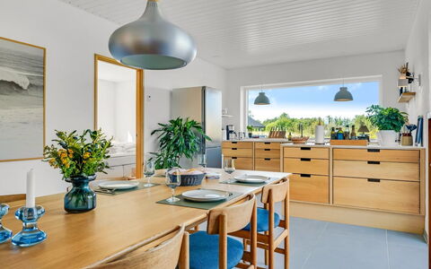 Yakari - 1Km from the Sea: Møbel, Indretning, Træ, Køkken, Countertop, Loft, Gulvbelægning, Cabinetry, Lysarmatur, Bord