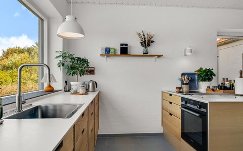 Yakari - 1Km from the Sea: Countertop, Køkken, Træ, Møbel, Cabinetry, Gulvbelægning, Sanitærarmatur, Håndvask, Tap, Køkken Apparat