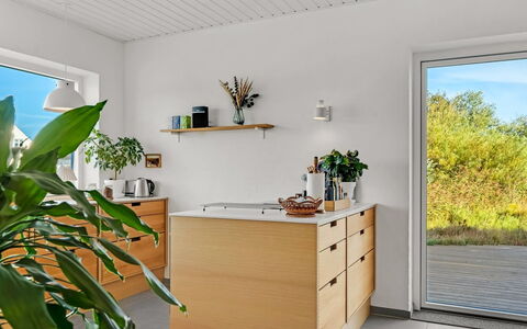 Yakari - 1Km from the Sea: Træ, Gulvbelægning, Møbel, Etage, Trægulve, Cabinetry, Countertop, Blomsterkrukke, Bejdse, Køkken