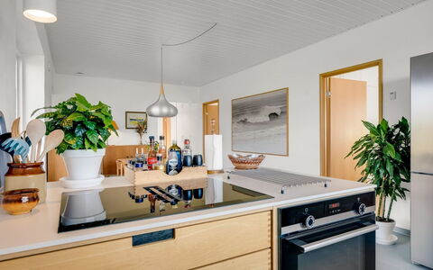 Yakari - 1Km from the Sea: Køkken, Countertop, Indretning, Møbel, Køkken Apparat, Træ, Loft, Husholdningsapparat, Cabinetry, Gulvbelægning