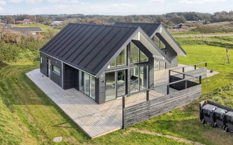 Othinkarl - 100M from the Sea: Indretning, Loft, Lejlighed, Gulvbelægning, Møbel, Etage, Værelse, Belysning, Hjem, Couch