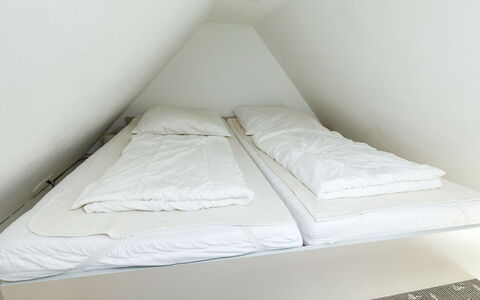 Hexenhäuschen: Møbel, Komfort, Pude, Træ, Skygge, Rektangel, Seng, Bed Frame, Gulvbelægning, Bygning