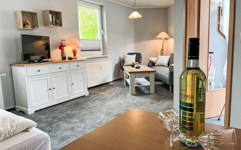 Lisa: Bord, Møbel, Ejendom, Billedramme, Flaske, Træ, Indretning, Stol, Cabinetry, Gulvbelægning
