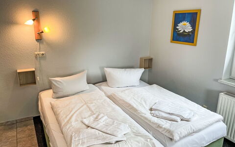 Lisa: Møbel, Ejendom, Komfort, Træ, Textile, Belysning, Bed Frame, Indretning, Pude, Bygning
