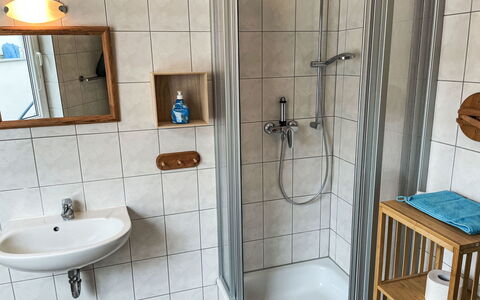 Lisa: Tap, Spejl, Sanitærarmatur, Håndvask, Badeværelsesvask, Badeværelse, Indretning, Etage, Vvs, Ejendom