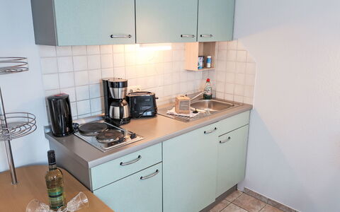 Lisa: Cabinetry, Countertop, Køkkenvask, Tap, Bygning, Håndvask, Komfur, Køkken Apparat, Køkken, Cooktop