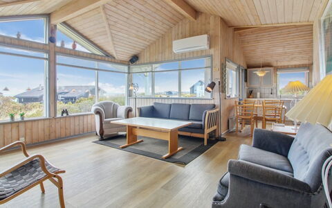 Dorit - 100M from the Sea: Loft, Gulvbelægning, Indretning, Etage, Kompositmateriale, Møbel, Udvej, Hotel, Design, Dagslys