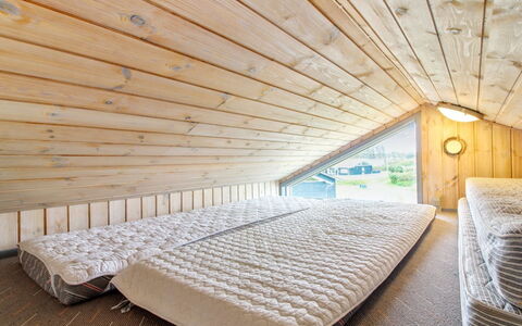 Dorit - 100M from the Sea: Loft, Gulvbelægning, Indretning, Etage, Kompositmateriale, Møbel, Udvej, Hotel, Design, Dagslys