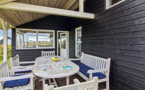 Dorit - 100M from the Sea: Loft, Gulvbelægning, Indretning, Etage, Kompositmateriale, Møbel, Udvej, Hotel, Design, Dagslys