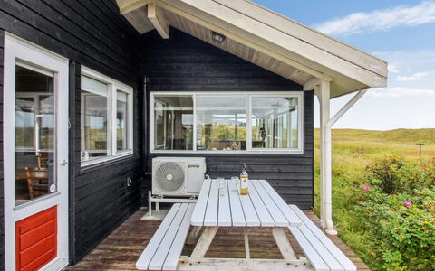Dorit - 100M from the Sea: Loft, Gulvbelægning, Indretning, Etage, Kompositmateriale, Møbel, Udvej, Hotel, Design, Dagslys