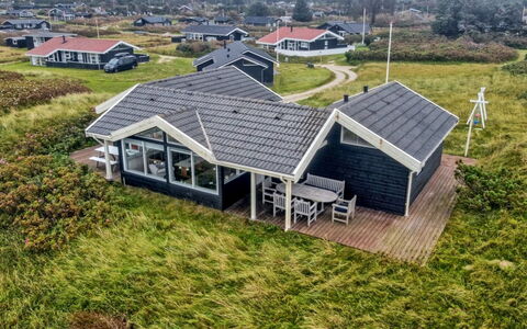 Dorit - 100M from the Sea: Loft, Gulvbelægning, Indretning, Etage, Kompositmateriale, Møbel, Udvej, Hotel, Design, Dagslys