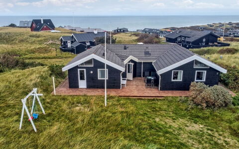 Dorit - 100M from the Sea: Loft, Gulvbelægning, Indretning, Etage, Kompositmateriale, Møbel, Udvej, Hotel, Design, Dagslys