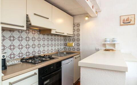 Arcobaleno: Cabinetry, Countertop, Møbel, Bygning, Køkken, Komfur, Træ, Skuffe, Indretning, Gulvbelægning