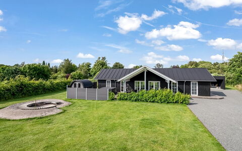 Bryngeir - 750M from the Sea: Møbel, Couch, Indretning, Gulvbelægning, Stue, Etage, Throw Pillow, Værelse, Pude