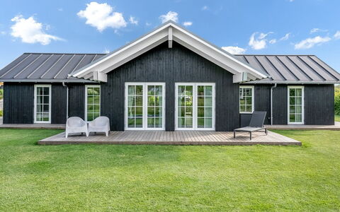 Bryngeir - 750M from the Sea: Møbel, Couch, Indretning, Gulvbelægning, Stue, Etage, Throw Pillow, Værelse, Pude