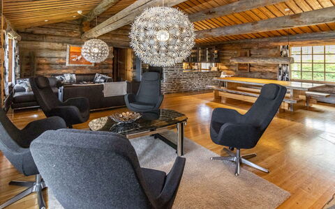Villihanhi: Træ, Loft, Indretning, Stue, Gulvbelægning, Lysarmatur, Etage, Lysekrone, Couch, Hårdttræ