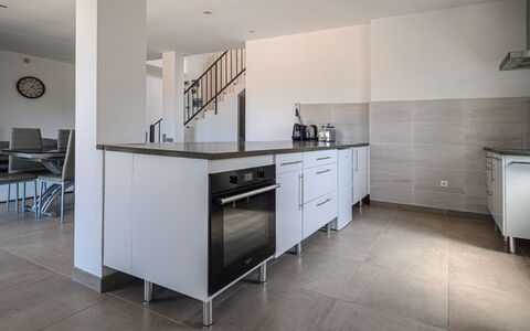 Douro View: Cabinetry, Møbel, Bygning, Countertop, Køkken, Stol, Træ, Indretning, Hus