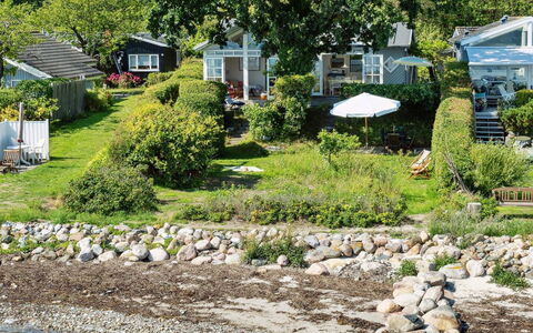Snari - 10M from the Sea: Gulvbelægning, Væg, Etage, Indretning, Træ, Loft, Trægulve, Belysning, Møbel, Laminat Gulv