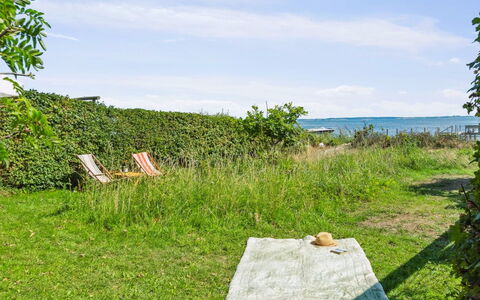 Snari - 10M from the Sea: Gulvbelægning, Væg, Etage, Indretning, Træ, Loft, Trægulve, Belysning, Møbel, Laminat Gulv