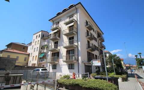 Marì: Himmel, Bygning, Plante, Ejendom, Daytime, Vindue, Hus, Urban Design, Arkitektur, Gadebelysning