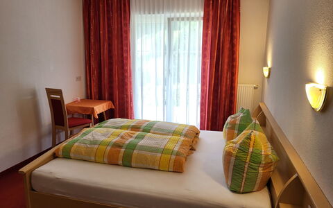 Christians Hamat: Ejendom, Møbel, Komfort, Bygning, Træ, Textile, Gardin, Indretning, Bed Frame, Lampe