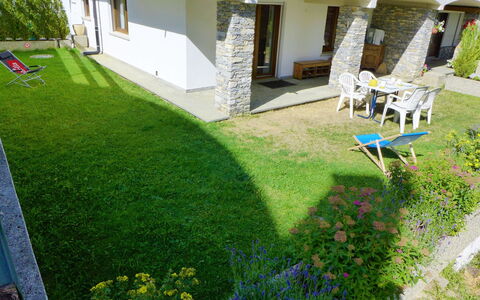 Résidence la Fenière 03: Plante, Blomst, Ejendom, Bygning, Grøn, Land Lot, Græs, Gul, Arkitektur, Hus