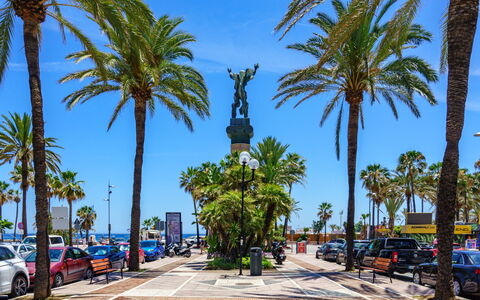 Puerto Banus First Line: Himmel, Bygning, Møbel, Daytime, Ejendom, Stol, Lys, Bord, Natur, Skygge