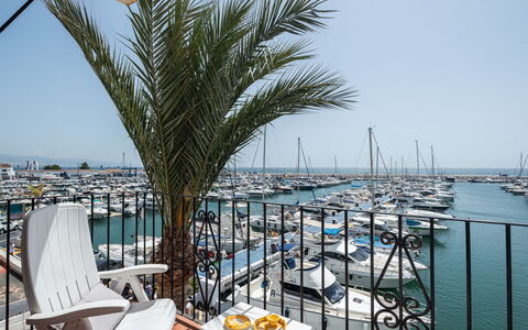 Puerto Banus First Line: Himmel, Bygning, Møbel, Daytime, Ejendom, Stol, Lys, Bord, Natur, Skygge