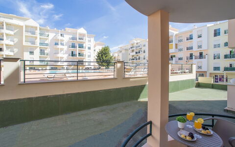 Sunny Beach Treasure: Bord, Bygning, Daytime, Ejendom, Møbel, Himmel, Sky, Stol, Skygge, Bordservice