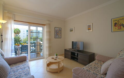 Sunny Beach Treasure: Couch, Ejendom, Møbel, Billedramme, Azure, Plante, Komfort, Træ, Bord, Indretning